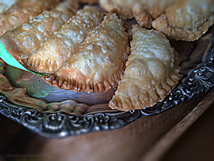 Gujiya is also known as Karanji and is a popular Festival Dessert from India. It is made for Holi and Diwali. It is like empanada or hand pies. The filling has milk solids and nuts. #gujiya #gujia #karanji #handpies #empanadas #holidessert #diwalidessert #indiandessert #holirecipes