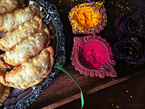 Gujiya is also known as Karanji and is a popular Festival Dessert from India. It is made for Holi and Diwali. It is like empanada or hand pies. The filling has milk solids and nuts. #gujiya #gujia #karanji #handpies #empanadas #holidessert #diwalidessert #indiandessert #holirecipes