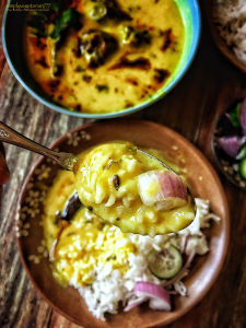 Lehsuni Kadhi {Curry made with Garlic Buttermilk Chickpea Flour}