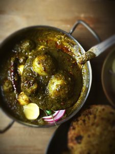 Saag Aloo - Greens & Potato Curry {Vegan + Glutenfree + Instant Pot} #vegancurry #saag #potatorecipes #kalerecipes #glutenfreecurry #indiansaag #instantpotvegan