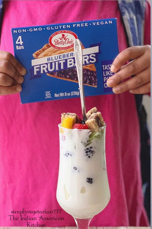 This Breakfast Bar Parfait is perfect for your delicious breakfast needs or late night healthier dessert. It is made with Betty Lou's Fruit Bars bought from Walmart. #bettylous #BettyLousAtWalmart #PMedia #ad #breakfast #healthydessert #parfait