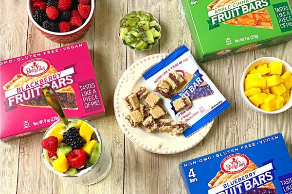 This Breakfast Bar Parfait is perfect for your delicious breakfast needs or late night healthier dessert. It is made with Betty Lou's Fruit Bars bought from Walmart. #bettylous #BettyLousAtWalmart #PMedia #ad #breakfast #healthydessert #parfait