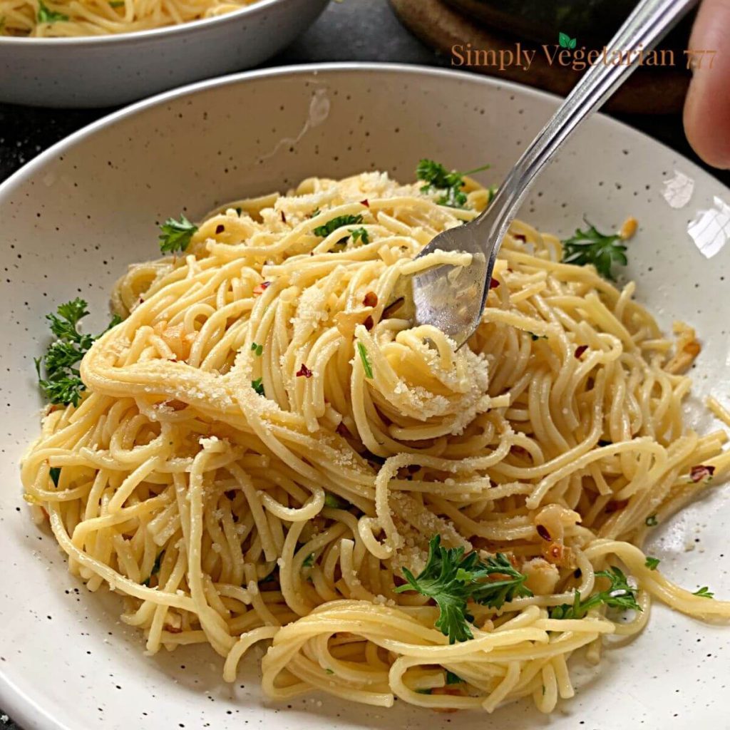 Easy Spaghetti Aglio E Olio Recipe simplyvegetarian777