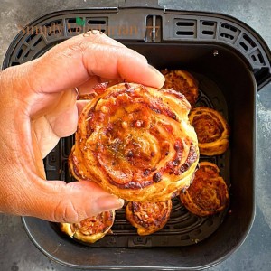 how to make Pizza pinwheels with puff pastry?